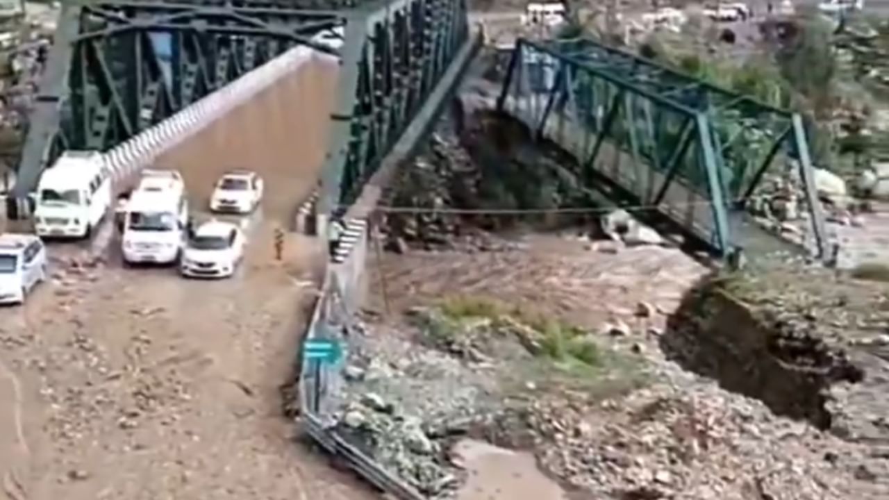 Uttarakhand weather update: Very heavy rain, landslides disrupt roads, orange alert issued in three hill districts