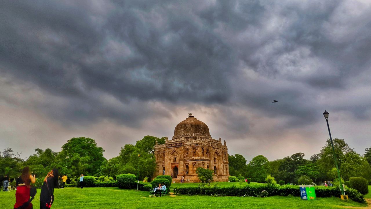 Temperatures drop in Delhi after mild showers, IMD predicts rains for North India