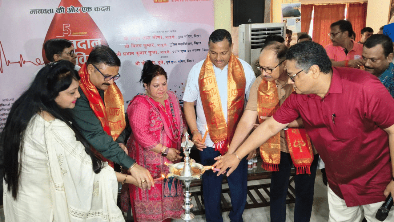 Senior Bihar officials donate blood on World Blood Donor Day