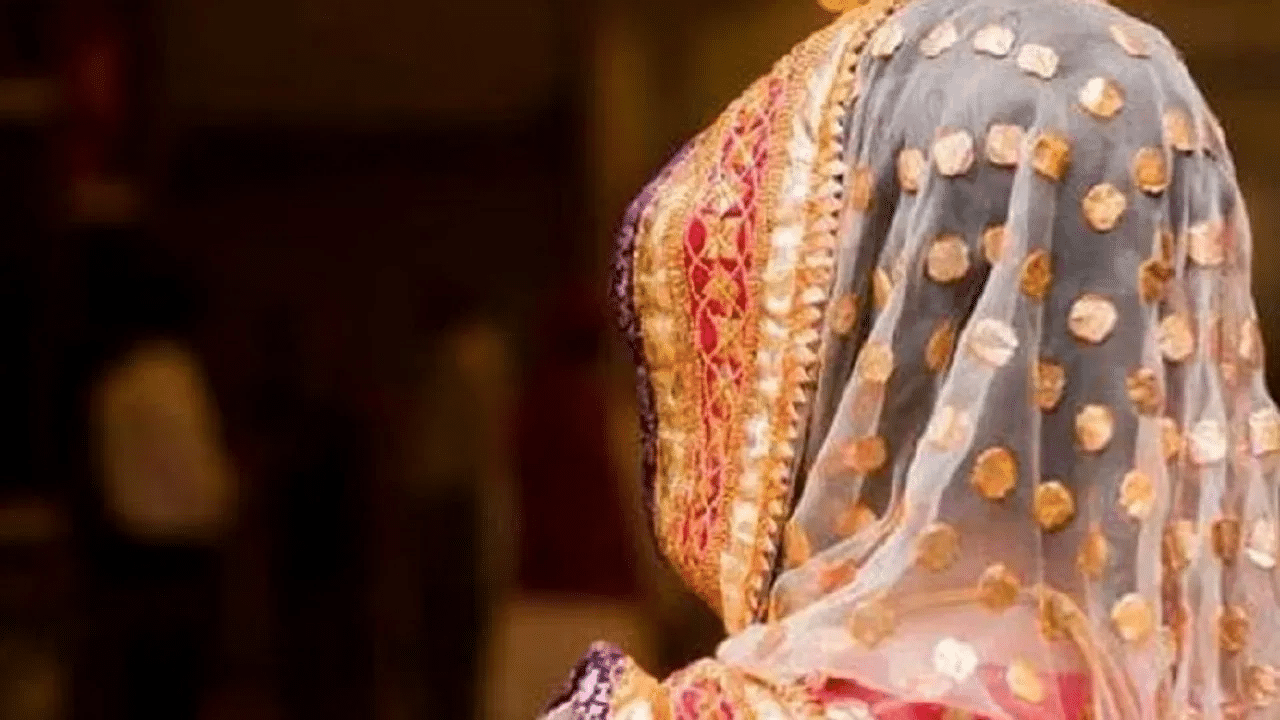 In Prayagraj, man hands over wife to her lover in front of family, but on one condition In Prayagraj, man hands over wife to her lover in front of family, but on one condition