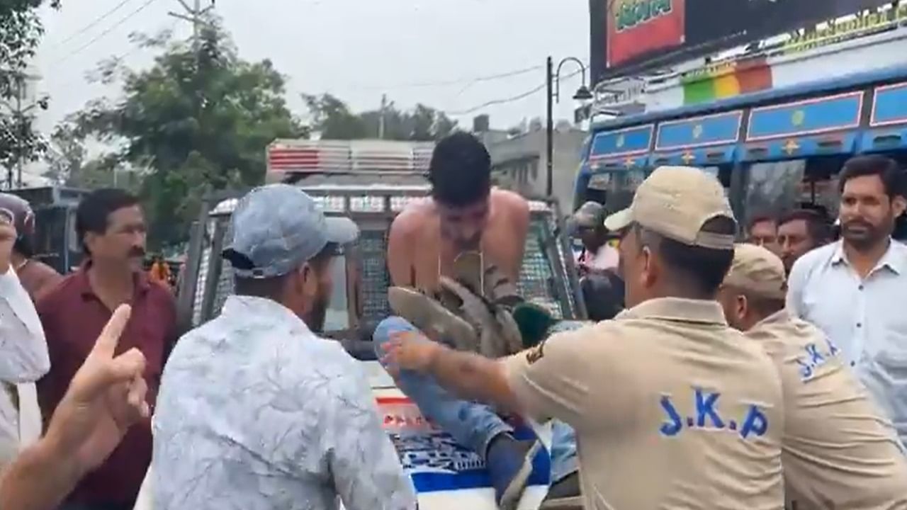Probe ordered after thief garlanded with shoes, paraded by cops on Jammu streets Probe ordered after thief garlanded with shoes, paraded by cops on Jammu streets