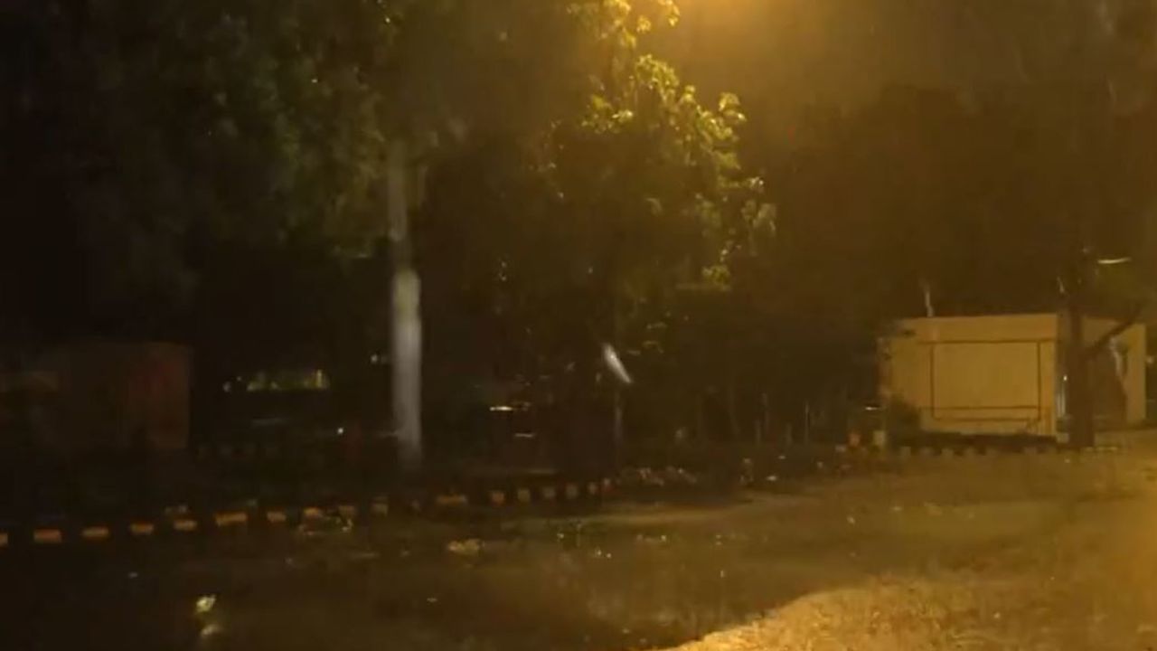 Delhi weather: Gusty winds, thunderstorms hit city; IMD issues advisory