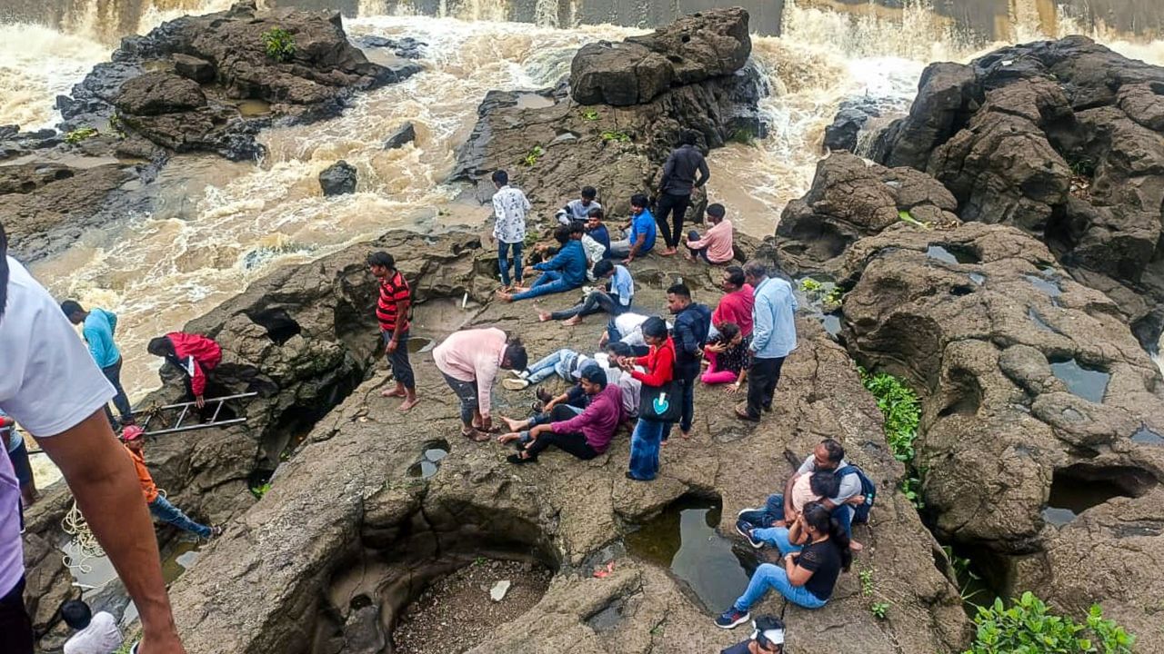 4 dead, 32 injured in Pune bridge collapse; PM Modi speaks to Fadnavis | Top updates
