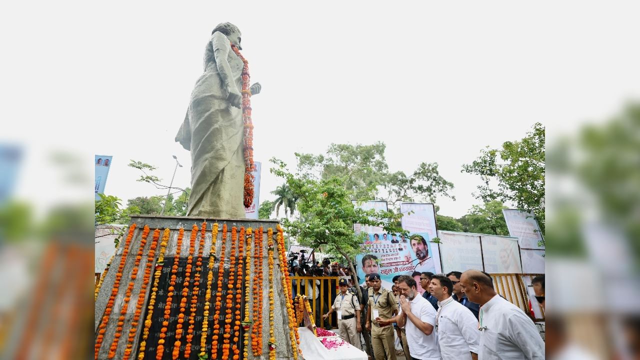 Rahul Gandhi criticised for paying tribute to Indira Gandhi without removing his shoes Rahul Gandhi criticised for paying tribute to Indira Gandhi without removing his shoes
