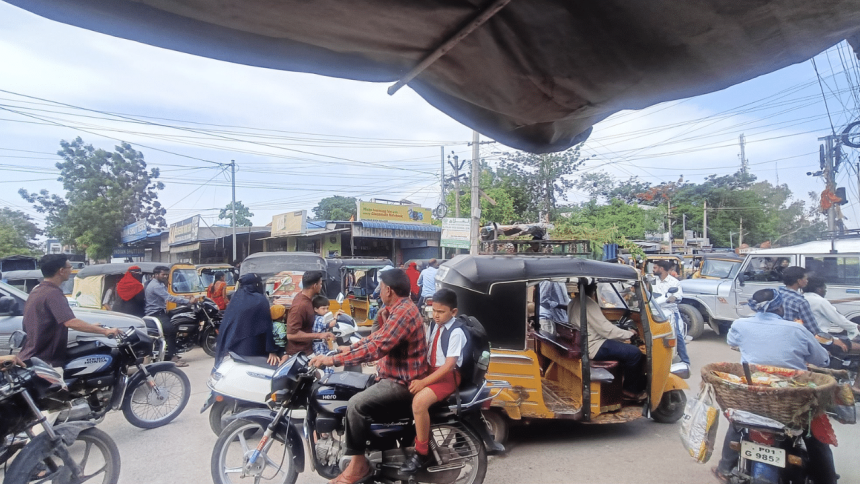Heavy traffic on Ahmedabad-Mumbai Highway: Commuters stranded for almost 24 hours on road, decry pothole-ridden roads