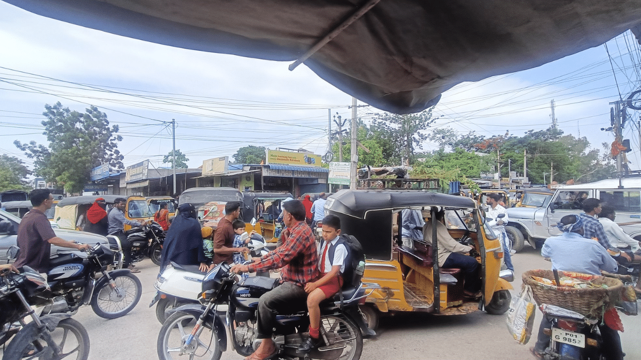 Heavy traffic on Ahmedabad-Mumbai Highway: Commuters stranded for almost 24 hours on road, decry pothole-ridden roads