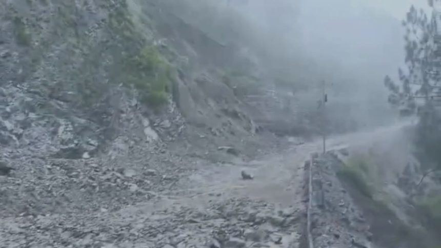Landslides disrupt Kedarnath-Badrinath highway in Rudraprayag and Chamoli; restoration work underway amid rain alert 1 Landslides disrupt Kedarnath-Badrinath highway in Rudraprayag and Chamoli; restoration work underway amid rain alert