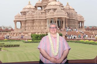 Australian MP Lee Tarlamis visits Delhi’s Akshardham, calls it a ‘deeply spiritual experience’