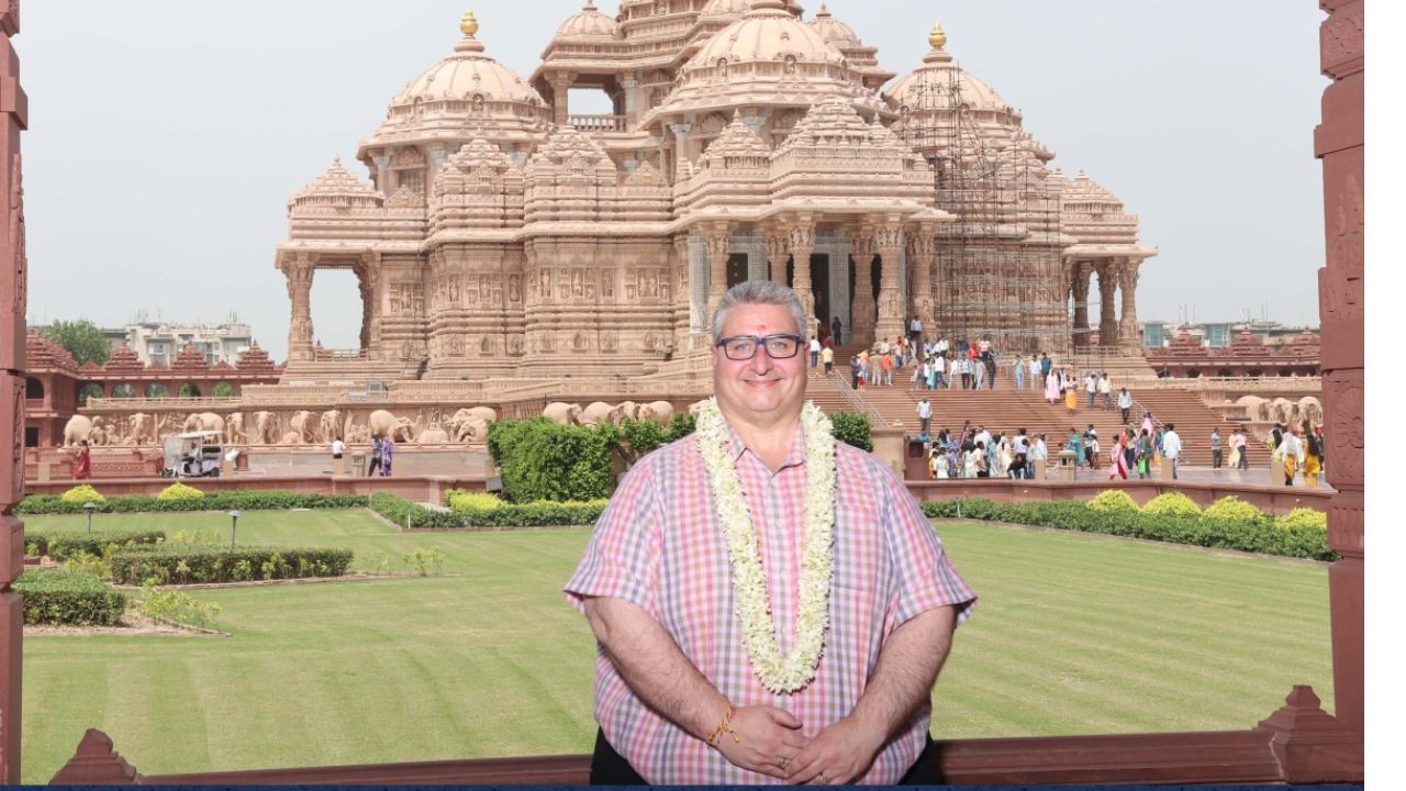 Australian MP Lee Tarlamis visits Delhi’s Akshardham, calls it a ‘deeply spiritual experience’ Australian MP Lee Tarlamis visits Delhi’s Akshardham, calls it a ‘deeply spiritual experience’