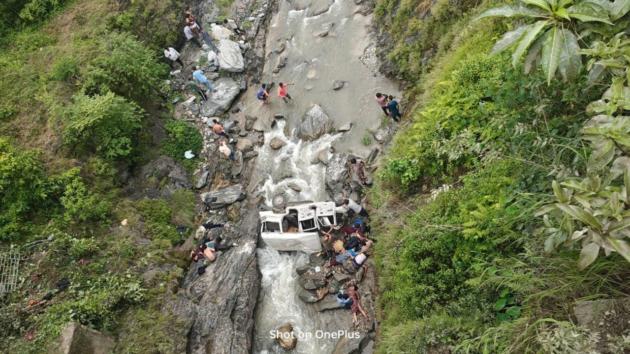 8 killed, 5 injured as vehicle plunges into 300-meter gorge in Pithoragarh; CM Dhami orders urgent rescue operations 8 killed, 5 injured as vehicle plunges into 300-meter gorge in Pithoragarh; CM Dhami orders urgent rescue operations