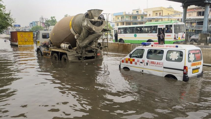 Heavy rain batters Delhi on Raksha Bandhan, waterlogging in many parts of city 1 Heavy rain batters Delhi on Raksha Bandhan, waterlogging in many parts of city