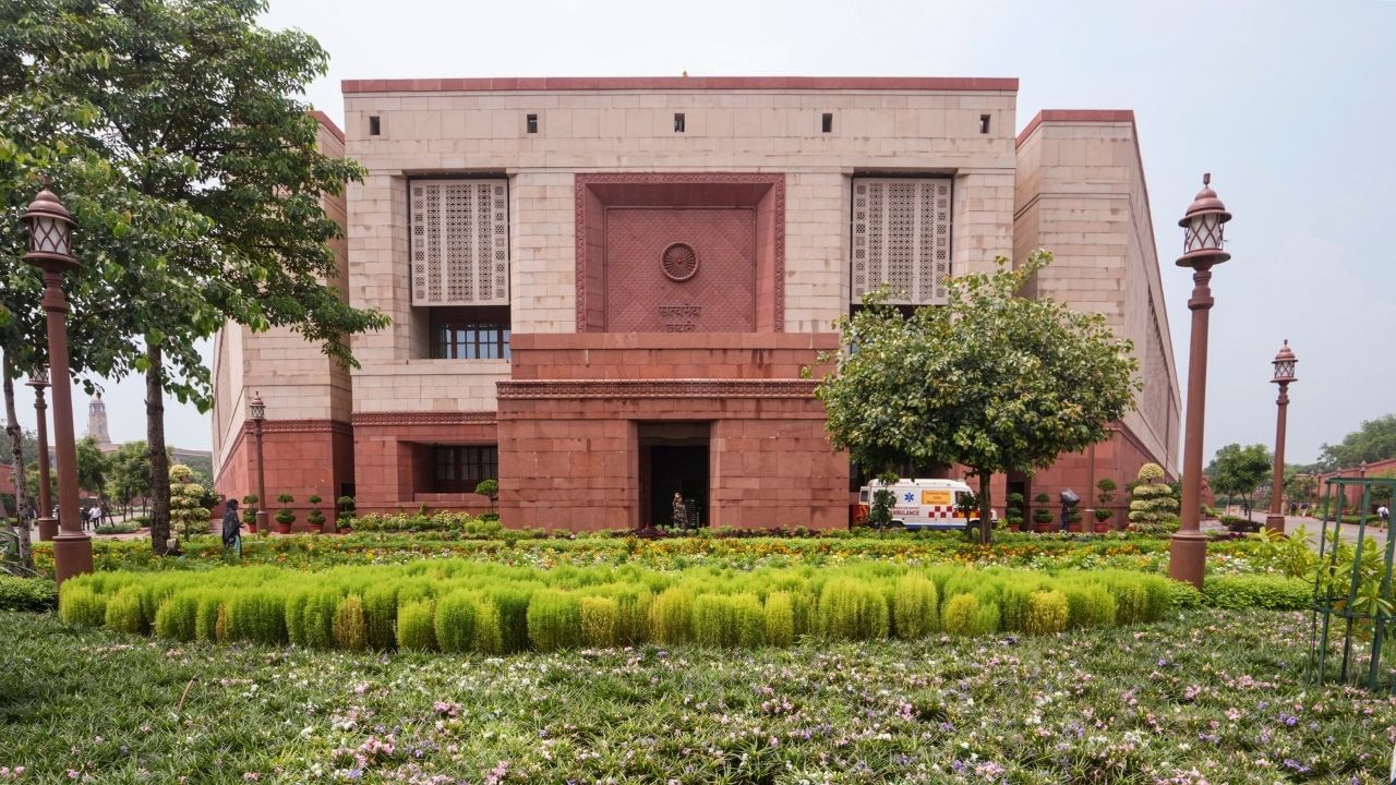 20-year-old man held for trying to scale Parliament wall in early morning security breach 20-year-old man held for trying to scale Parliament wall in early morning security breach