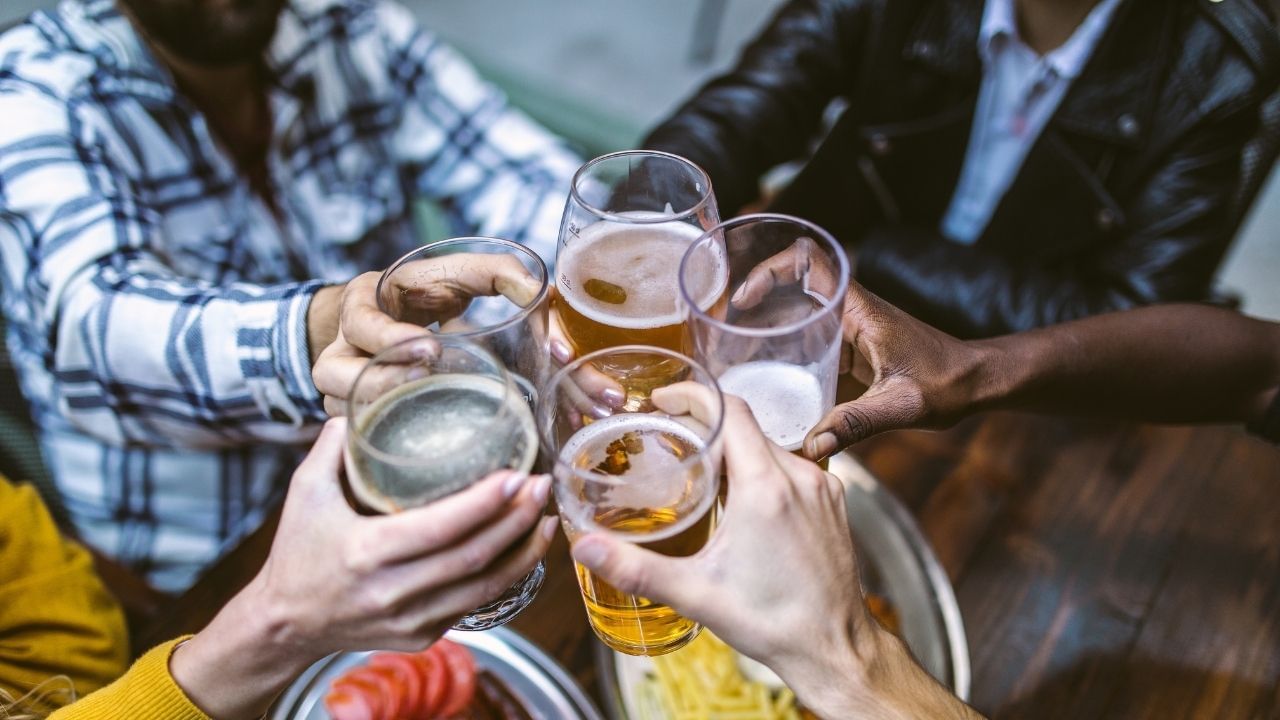 Bengal: Teacher thrashed by group of youth for objecting to public drinking Bengal: Teacher thrashed by group of youth for objecting to public drinking
